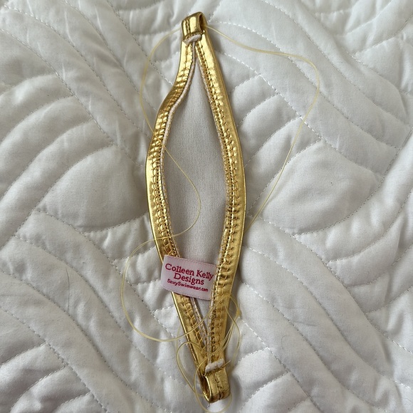 Colleen Kelly, sexy teeny-weeny bikini in gold-just covering up barely anything - Picture 4 of 6